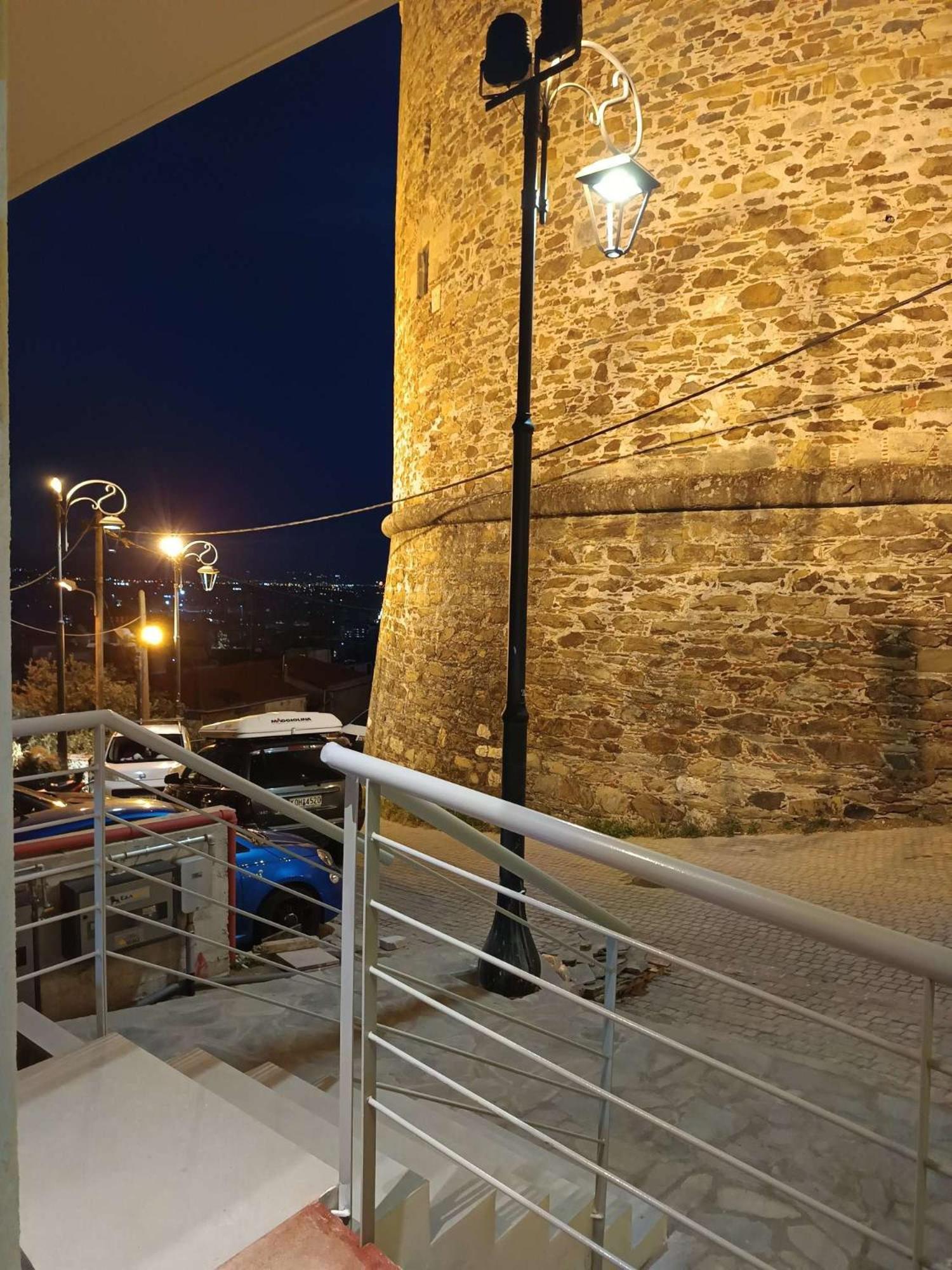 Beyond The Castle Apartment Thessaloniki Exterior photo